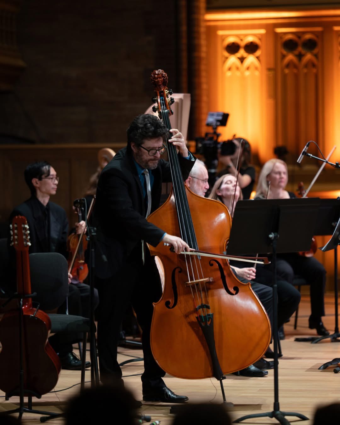 Payadora performing with orchestra